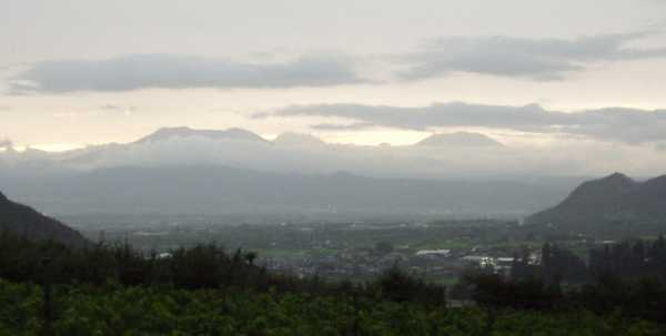 飯綱山と黒姫山の裾にたなびく梅雨の雲