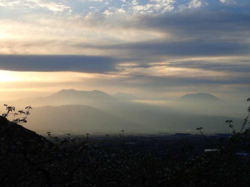飯縄山と黒姫山の間に見えている幻日