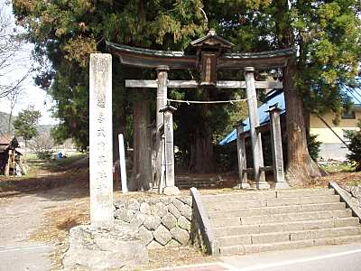 高杜神社の社標と鳥居