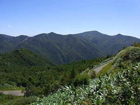 山田牧場から望む黒湯山、御飯岳、老ノ倉山