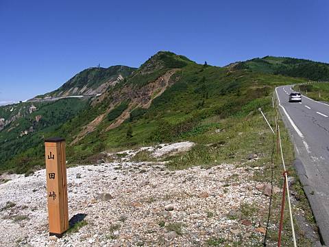 山田峠から望む横手山、乳山（東）、池の塔山