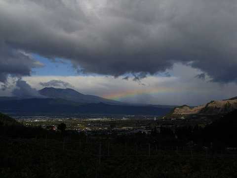 黒姫山の前に低くかかる虹